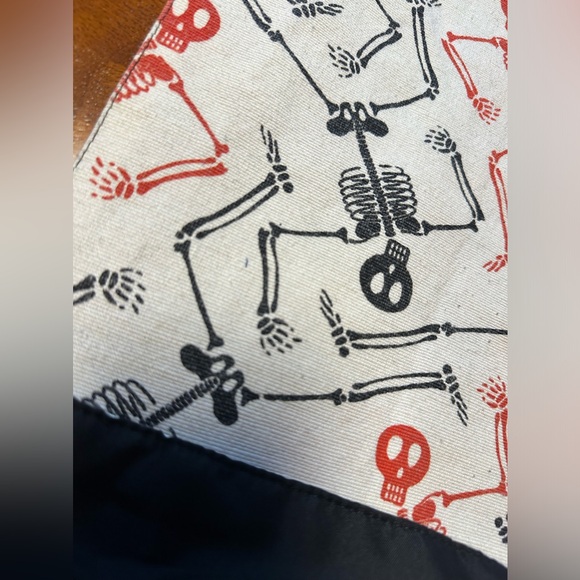 •HALLOWEEN DANCING SKELETONS REVERSIBLE BLACK CLOTH TABLE RUNNER• - Picture 4 of 5